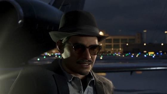 Andrés de León devant un jet privé, de nuit