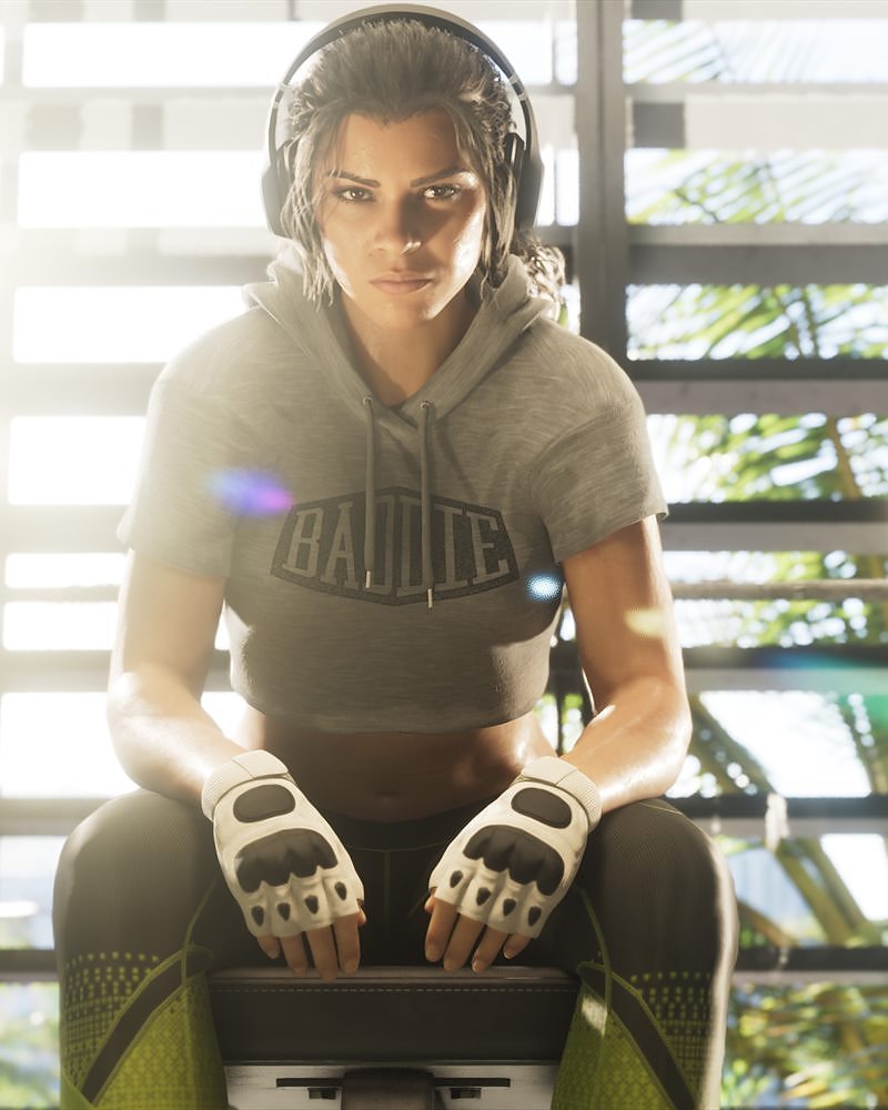 Lucia Caminos, assise sur un banc de musculation dans une salle de sport de Vice City